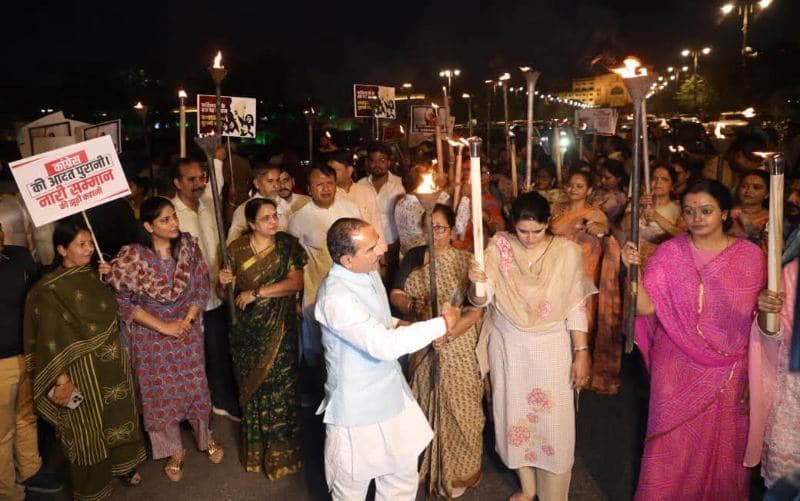 मशाल जुलूस छोटा, सवाल बड़े: महिला मोर्चा की तैयारी फेल, मदन राठौड़ की नाराज़गी चर्चा में ।