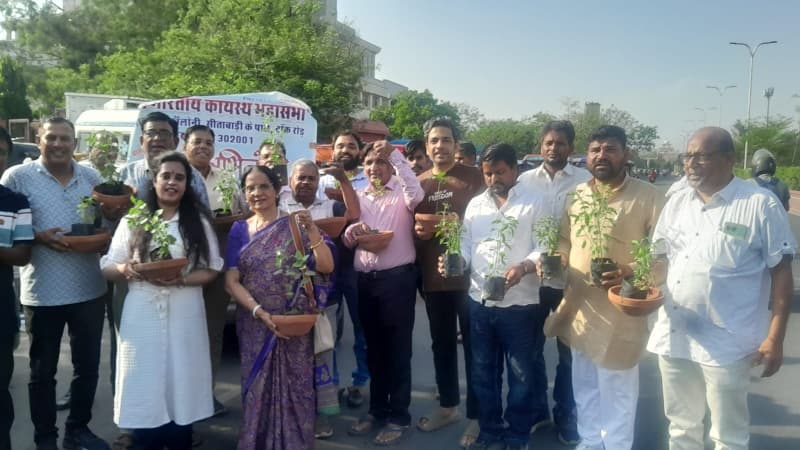 शनि अमावस्या पर सेवा और पर्यावरण संरक्षण का संगम भोजन प्रसादी के साथ 101 पौधे और 101 परिंडे वितरित